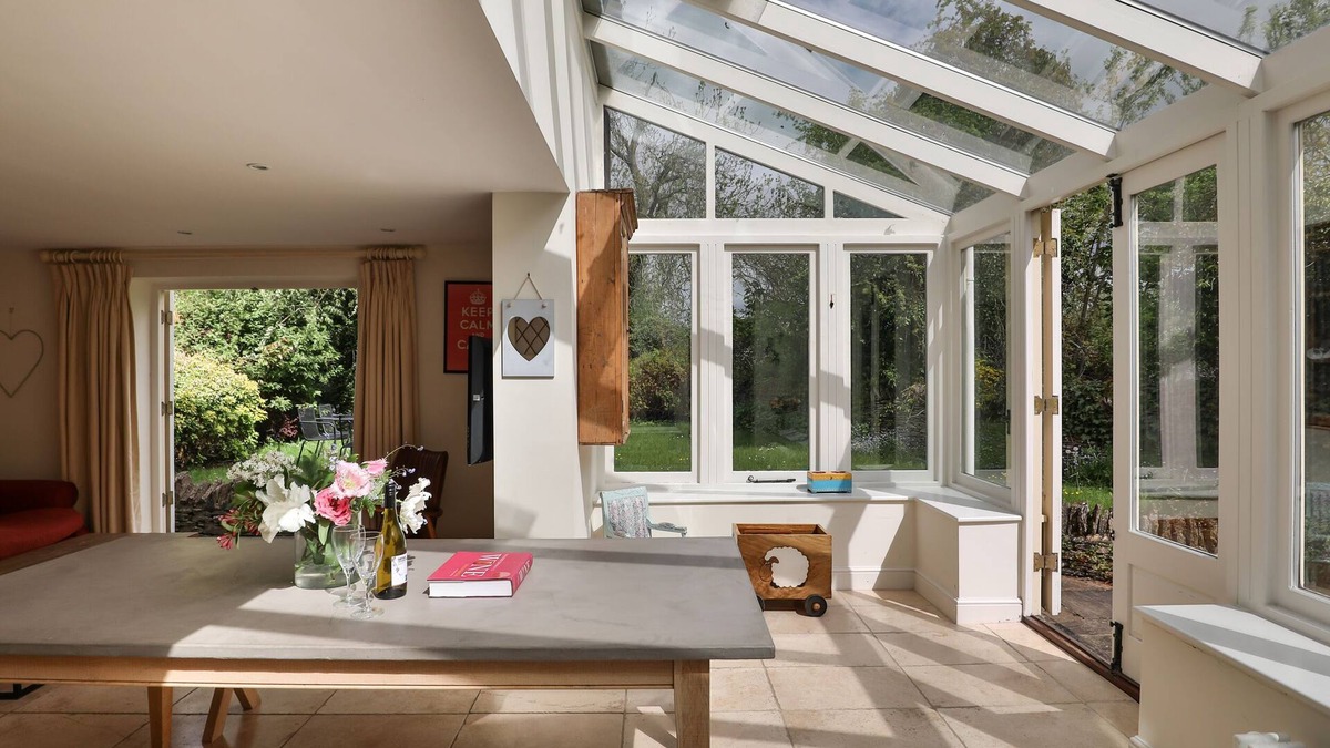 Burford Cottage | FRIESLAND COTTAGE, pet friendly, with open fire in Burford