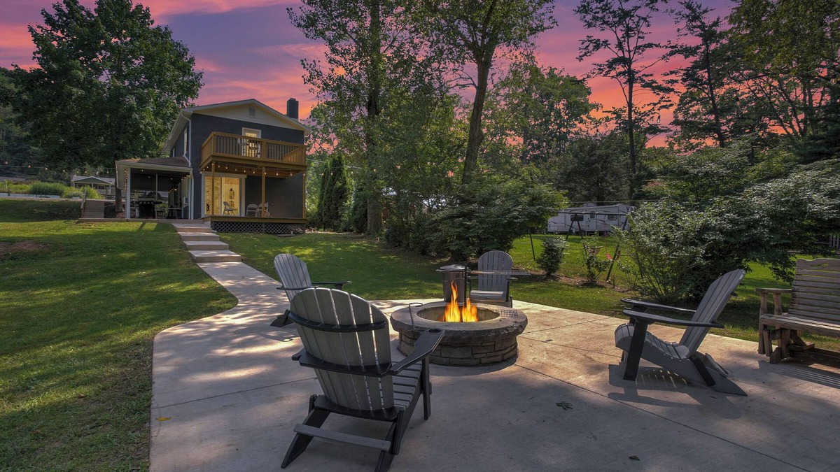 Jersey Shore House | Frog Hollow Lodge | Riverfront, Fire Pit + Kayaks!
