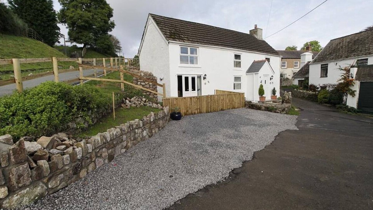 Llangennith House | Frog Lane Cottages - Three Bedroom House, Sleeps 6