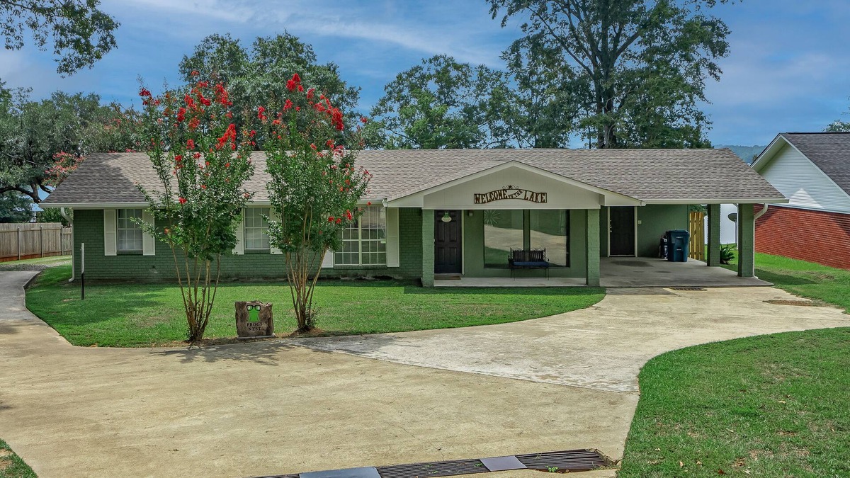 Homer Cottage | Frog's Nest Cottage on Beautiful Lake Claiborne!