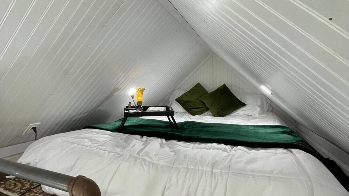 Alvin Cabin | ~ Frog & Toads Cozy Cove ~ A tiny home with a big personality!