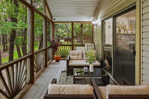 Briar Crest Woods House | Frolic on Fern by AvantStay Enclosed Deck w Forest Views Bar