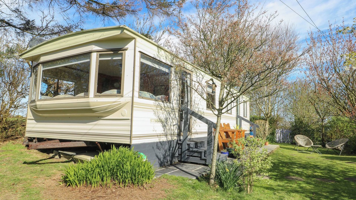 Cylch-Y-Garn Cottage | FRON DDERW CARAVAN, family friendly, with a garden in Llanfechell