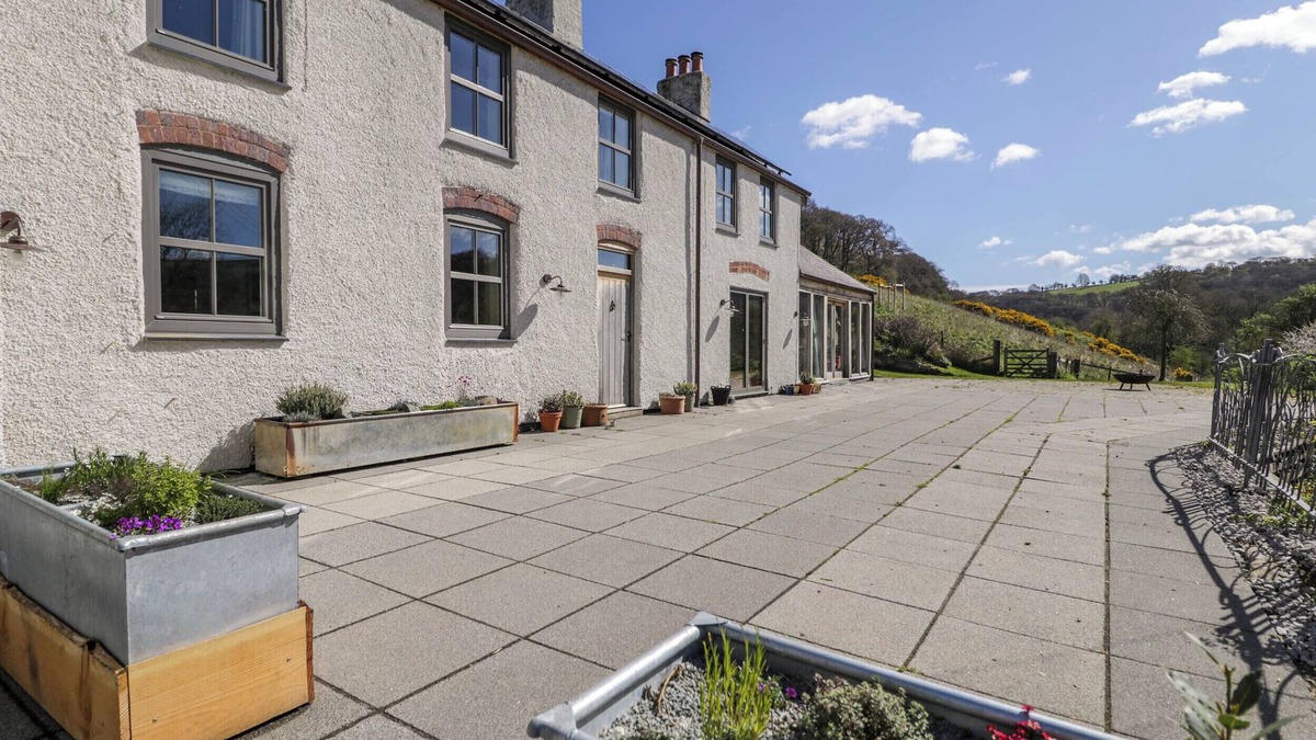 Abergele Cottage | FRON GOCH FARM, pet friendly, with open fire in Llanfair Talhaiarn