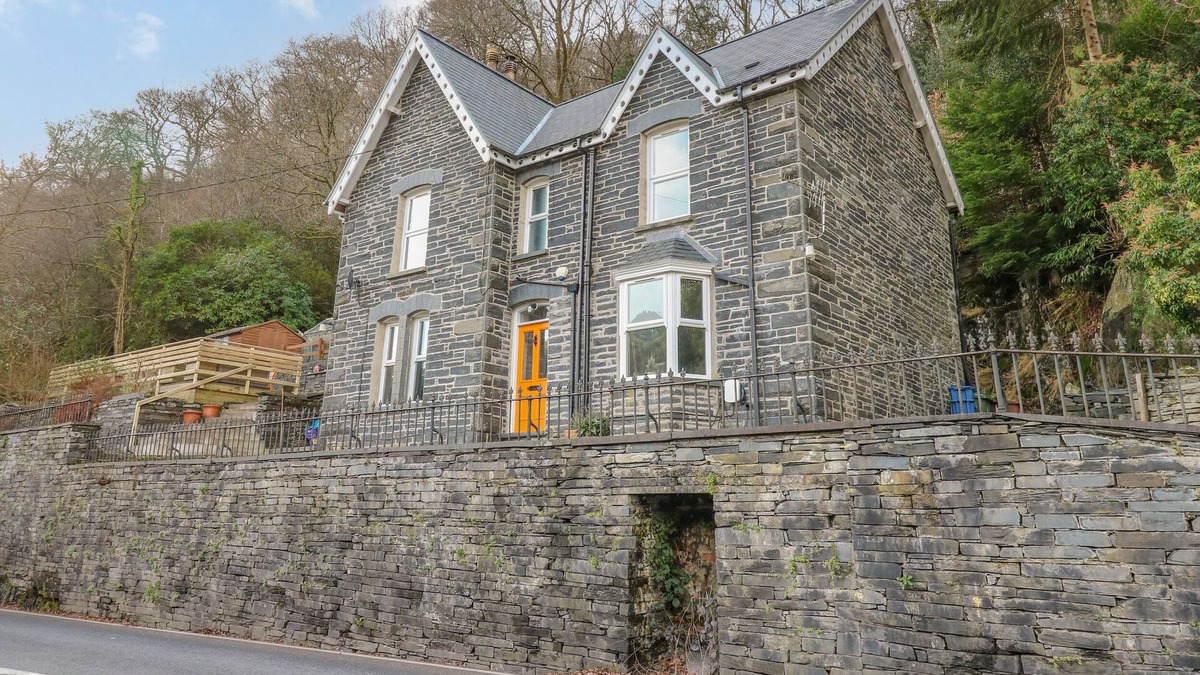 Corris House | FRON GOCH, pet friendly, character holiday cottage in Corris