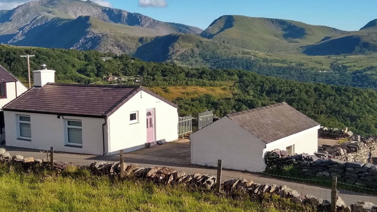 Gallt Y Foel Cottage | FRON HEULOG COTTAGE, romantic, country holiday cottage in Deiniolen
