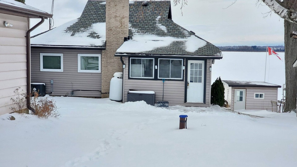 Lindsay Cottage | Front lake view cottage with peace and quite place