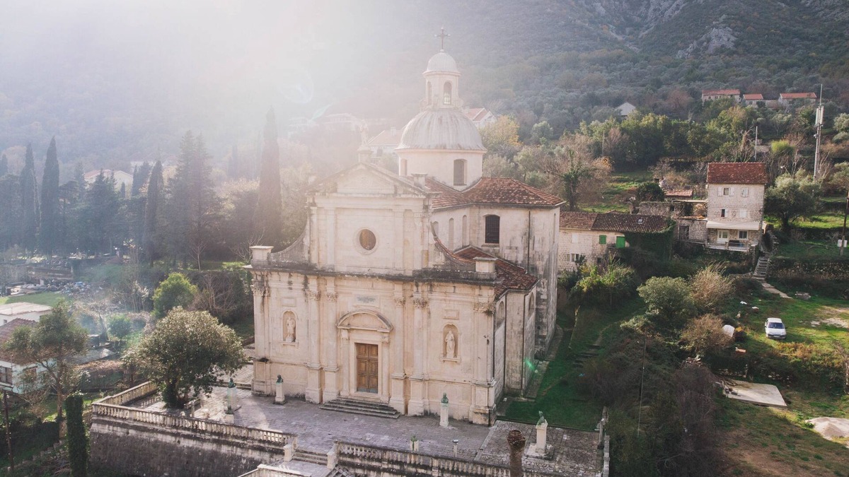 Prcanj House | Front line Cathedral house in the Bay of Kotor!