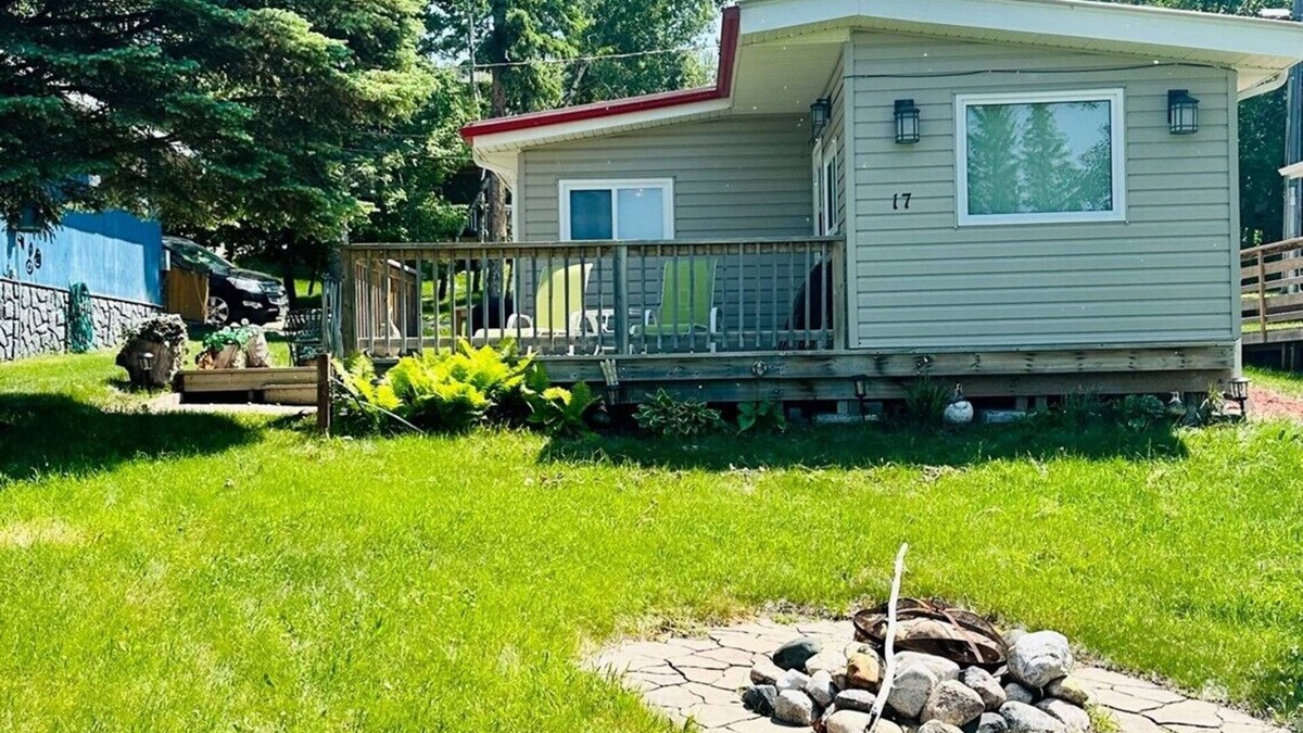 Minnedosa Cabin | Front row cabin, steps away from Minnedosa Beach, sleeps 6
