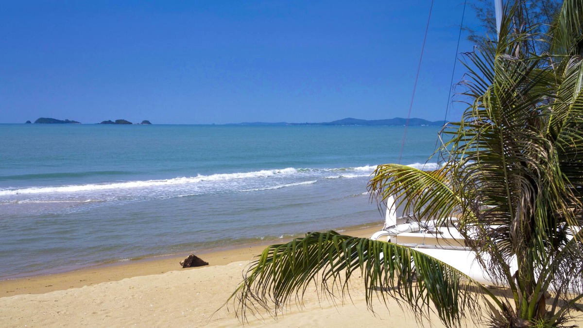 Chakphong House | Front Samet Beach House w/ Swimming Pool | WiFi, Maid Service, Island Excursions