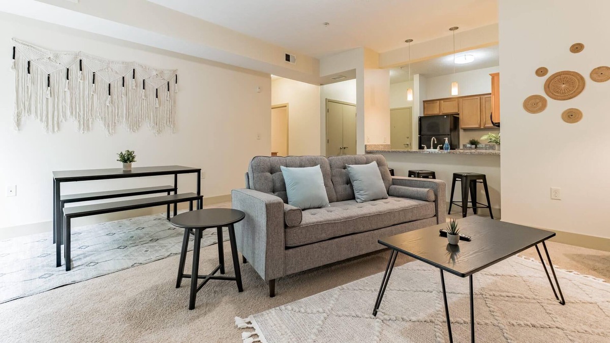 Oakland Apartment | Frontdesk | 1 BR Apt close to the National Aviary