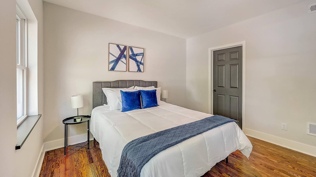 East Walnut HIlls Apartment | Frontdesk | 1 BR Apt near Krohn Conservatory