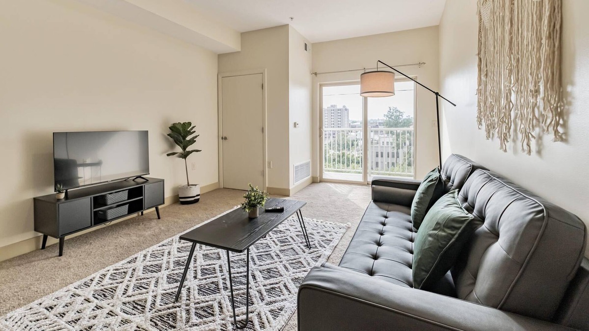 Oakland Apartment | Frontdesk | 1 BR Apt near Phipps Conservatory