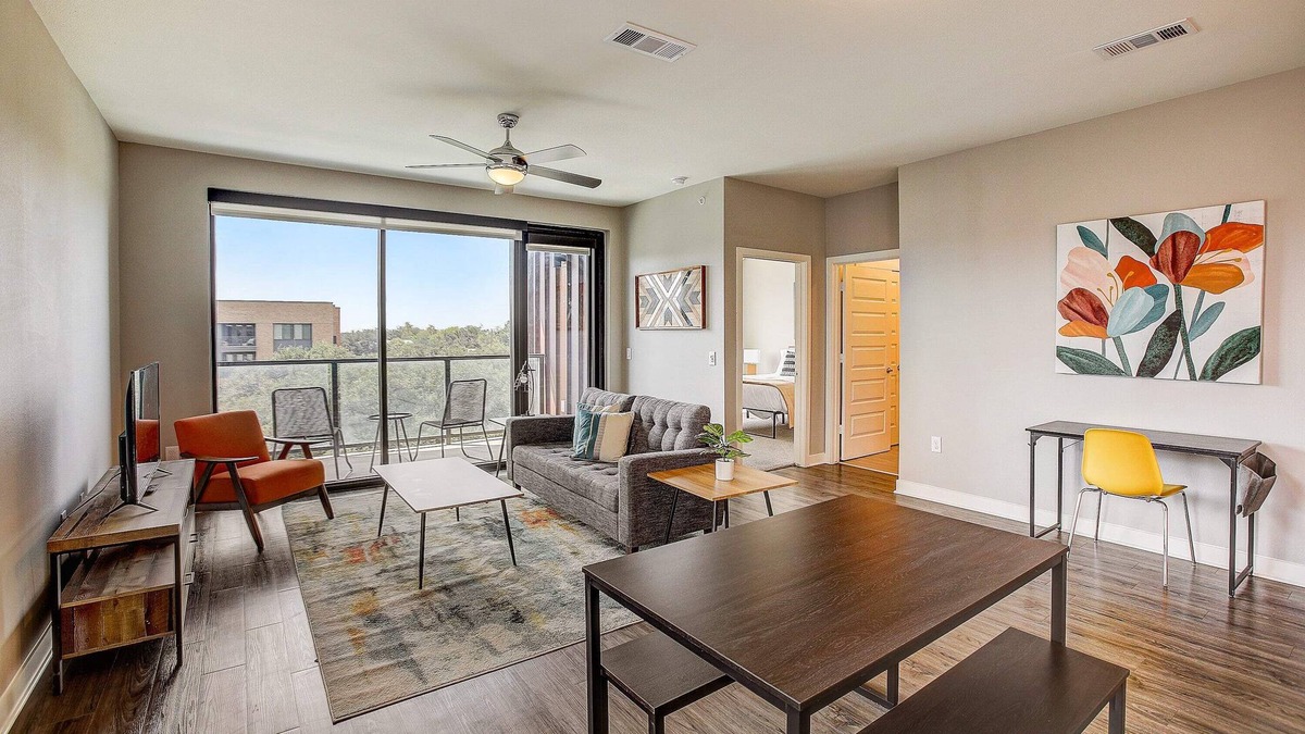 Highland Apartment | Frontdesk | 1 BR Apt near the University of Texas