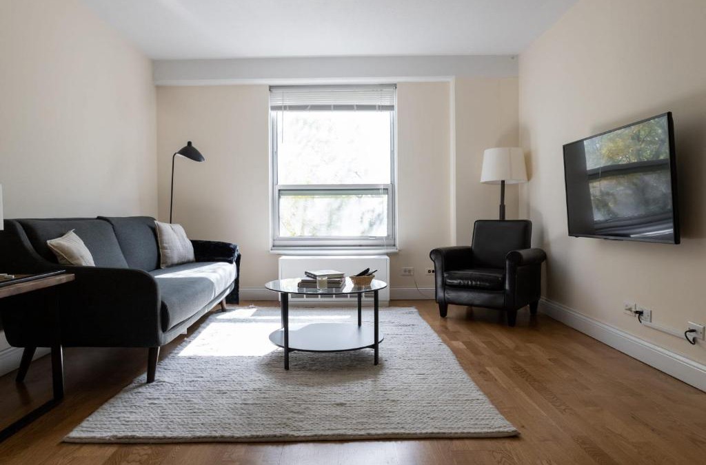 Ravenswood Apartment | FRONTDESK 1 BR Apt with City View in Ravenswood