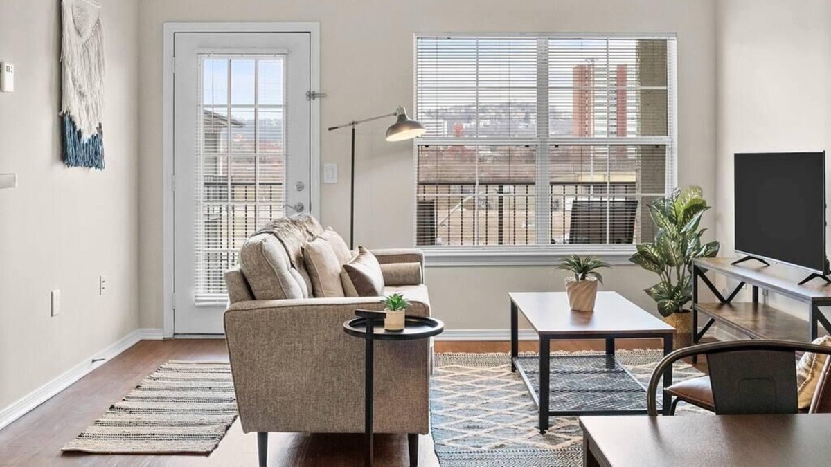 North Shore Apartment | Frontdesk | Bright 1 BR on the North Side