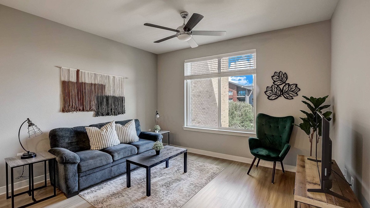 Highland Apartment | FRONTDESK Five Two At Highland Apts Downtown Austin