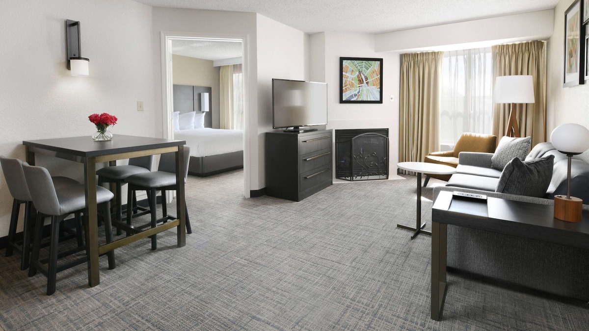 Richardson Resort | Frontiers of Flight Museum Tour! Private Kitchen! FREE Parking & FREE Breakfast!