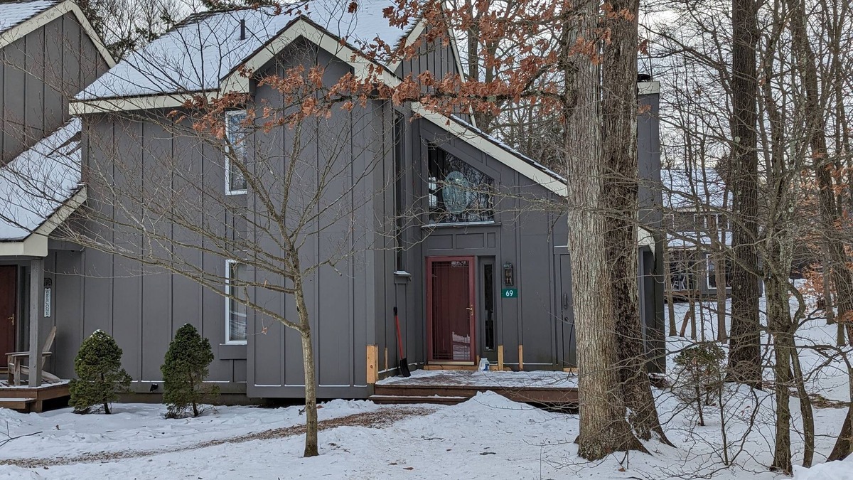 Lake Harmony House | Frost Hollow by AvantStay | Deck w/Grill, Game Room Loft