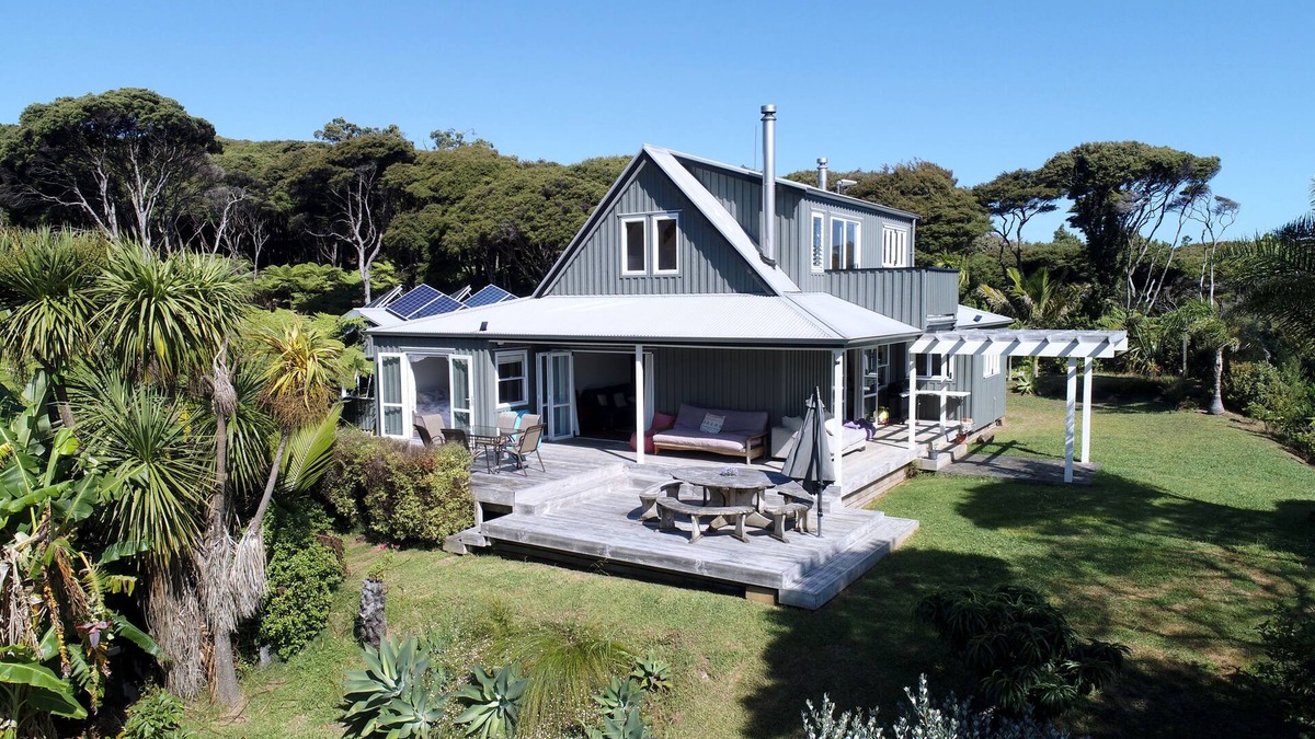 Tryphena House | Frosty's Retreat - Great Barrier Island Home