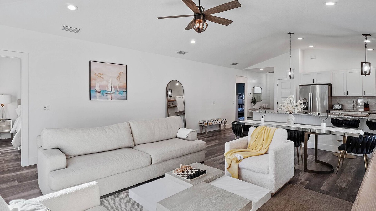 Fruitville House | Fruitville Haven - Cozy KING Bed/Free Wi-Fi