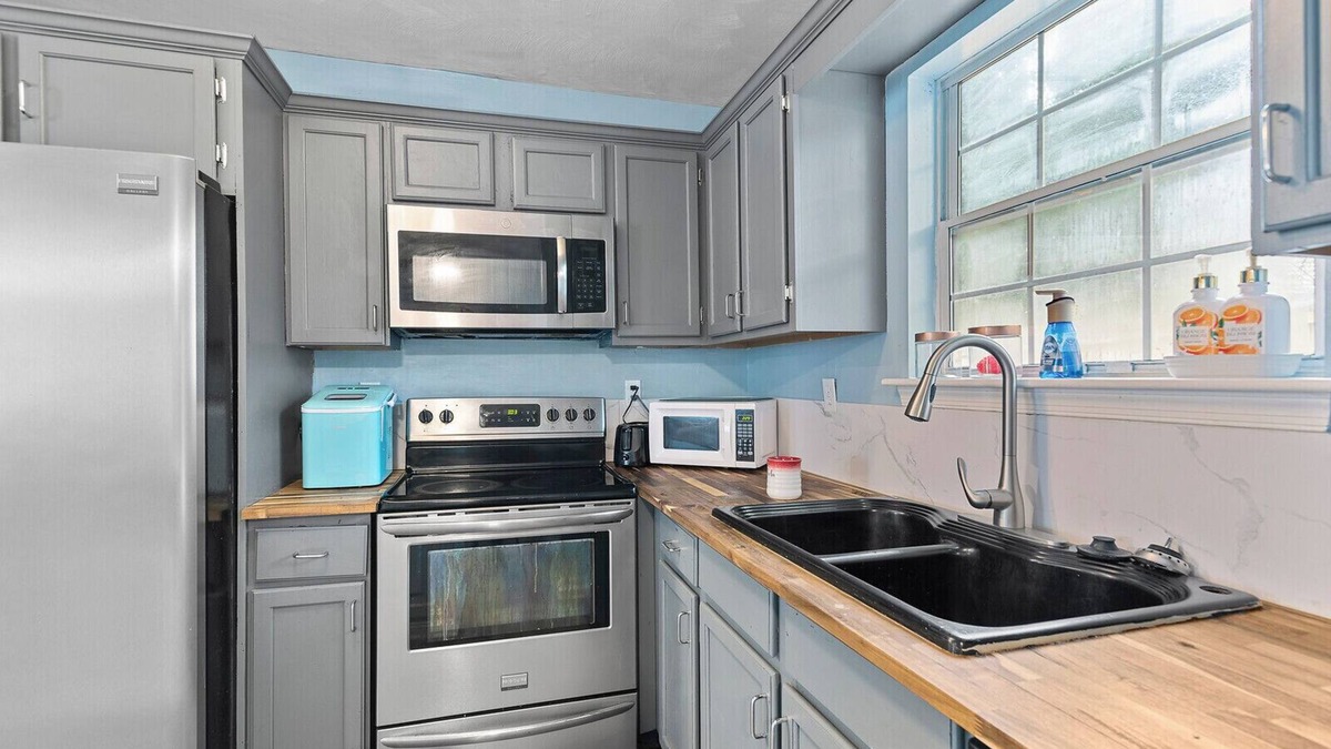 North Newport News House | Ft. Eustis/Williamsburg Winery/Busch Gardens Comfy Home