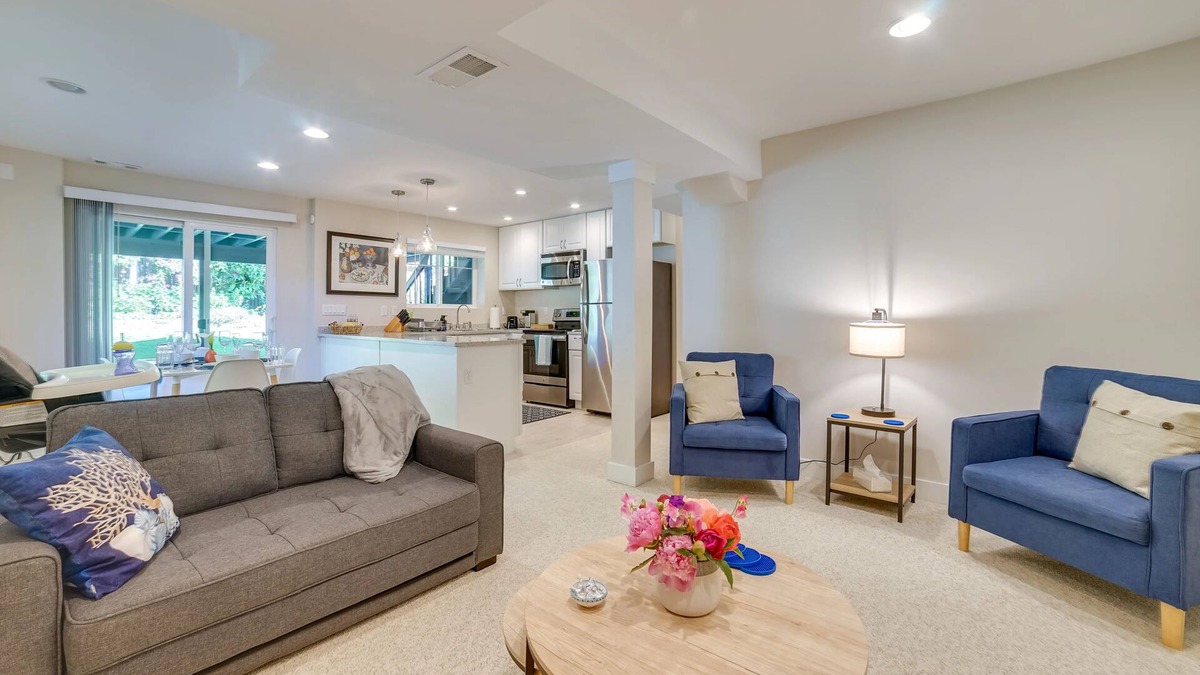 Westgate Apartment | Full 1BR Suite w/Entry - 5 Min to Edmonds Beaches