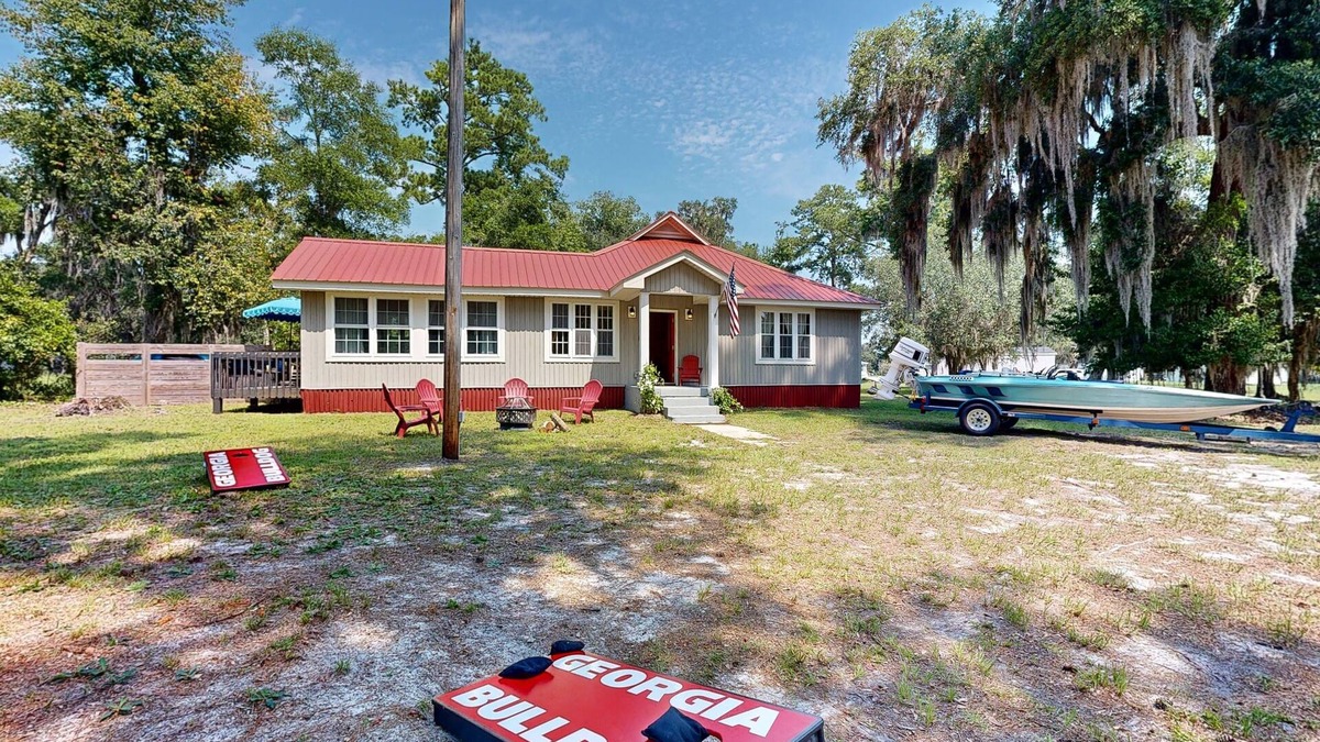 Valona House | Full 3 ensuite home in fish camp community w/kayaks, bikes and boat parking