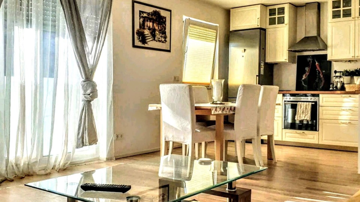Munchen District Apartment | Full Apt, 2 BedRm, 2 bathRm. by ICM,15/20 min to CityCenter/Oktoberfest, Parking
