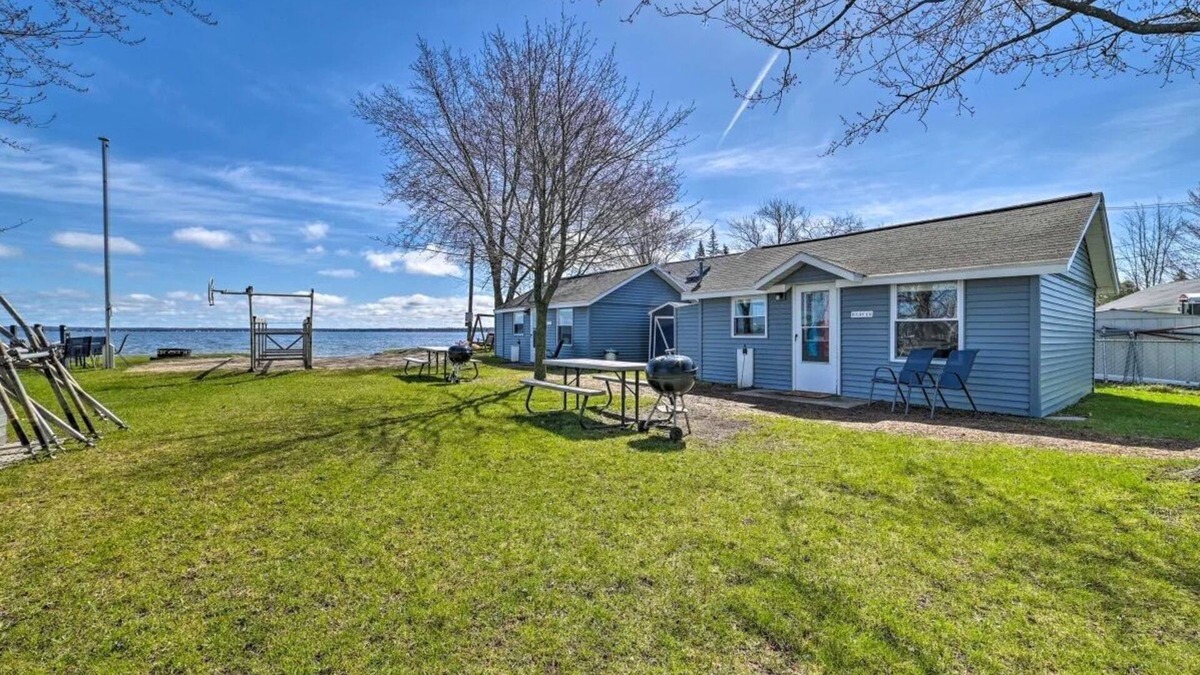 Houghton Lake Cabin | Full Cabin: 14 Steps to the Lake! PET FRIENDLY!