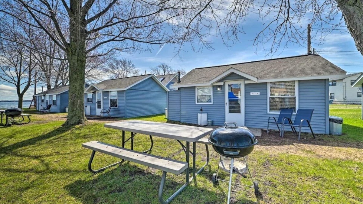 Houghton Lake Cabin | Full Cabin: 21 Steps to the Lake! PET FRIENDLY!
