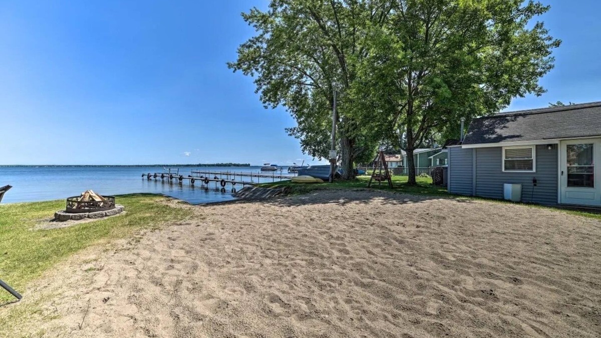 Houghton Lake Cabin | Full Cabin: 21 Steps to the Lake! PET FREINDLY!