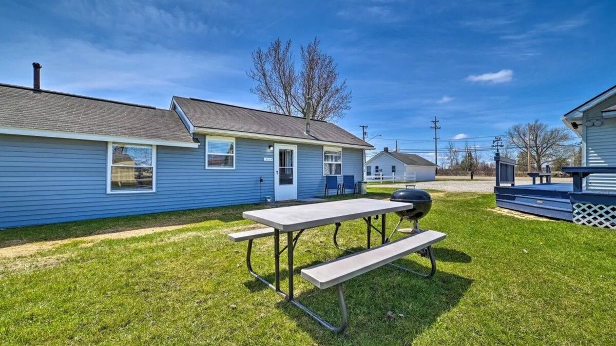 Houghton Lake Cabin | Full Cabin: Steps to the Lake! PET FRIENDLY!