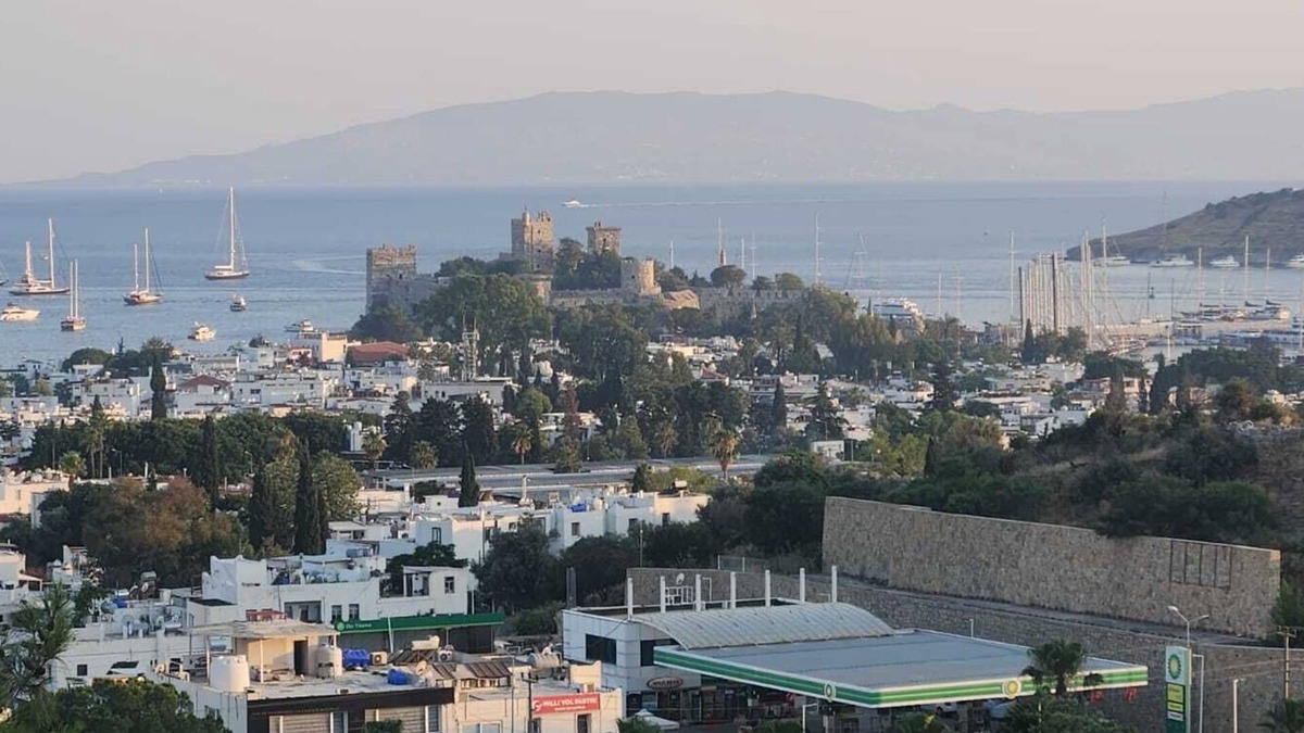 Bodrum City Center Apartment | Full Castle view. 3 bedroom 3 bathroom 70sqm terrace Brutalist Conceptional flat