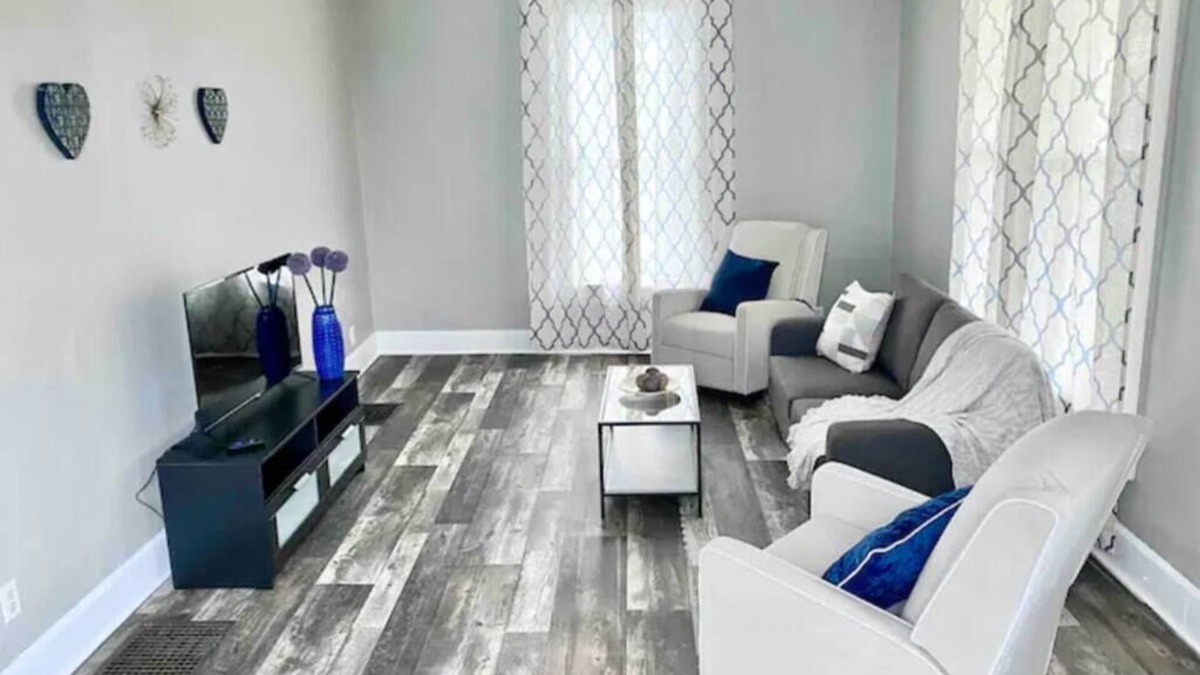Shelbyville House | Full Duplex for 16 people