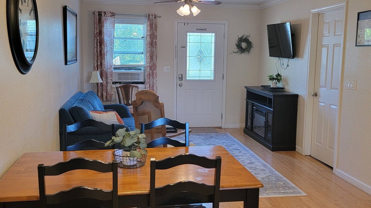 Nauvoo Apartment | Full family APT in Nauvoo-Walking distance to Temple and Historic Nauvoo