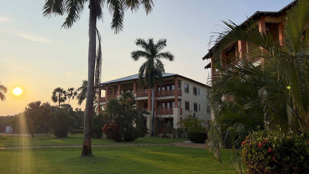 Cocoplum Villa | Full Floor 4 Bed Penthouse-Beachfront-10 Guests