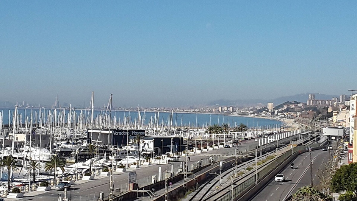 Masnou Condo | Full floor, in front of the Mediterranean Sea. Central to 5 "