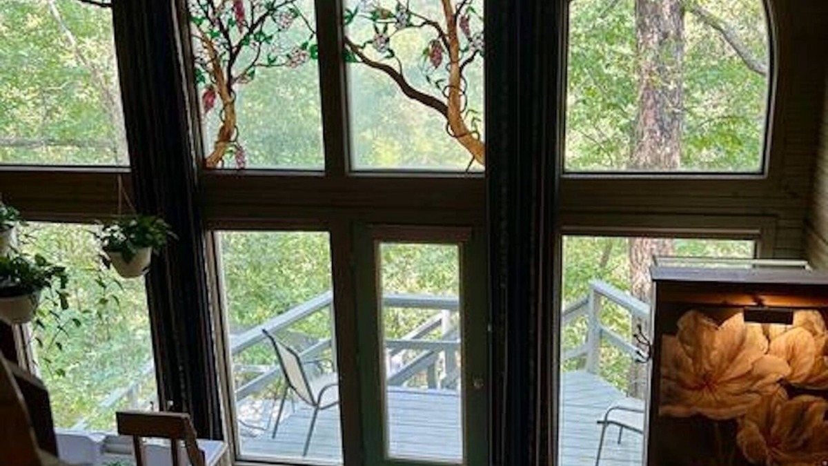 Eureka Springs Cottage | Full Glass Front Eureka Springs Cabin with 20+ mile views from our Mountain Top
