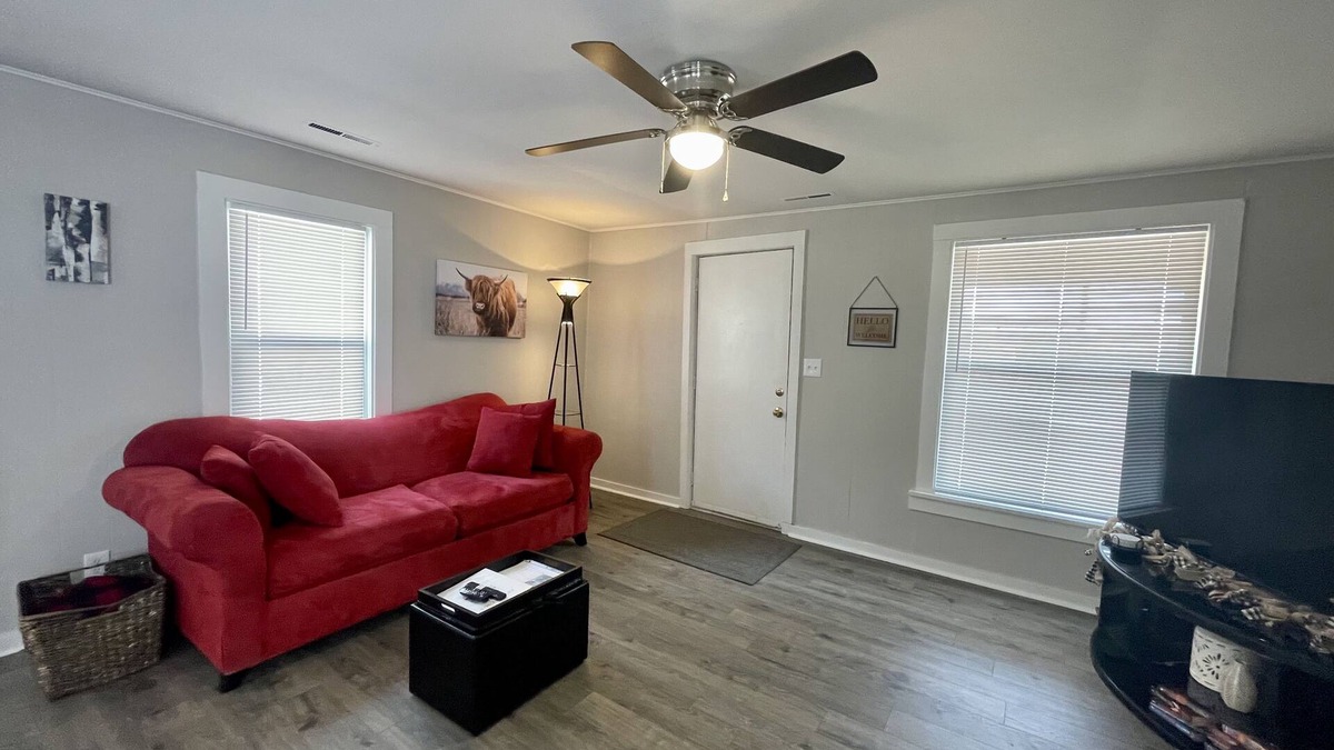 Lincoln House | Full home short walk to Memorial stadium, Hawks field, Railyard & Pinnacle arena