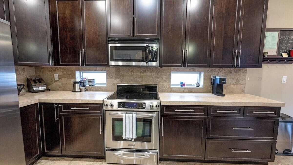 Grande Prairie House | Full House /Game Room /Hot Tub /TV Projector