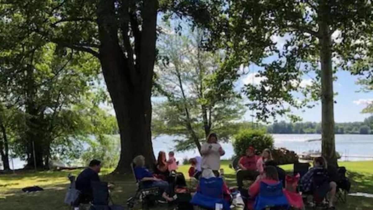 Helmer House | Full House on the Lake with Free kayaks, paddleboats and a fishing boat.