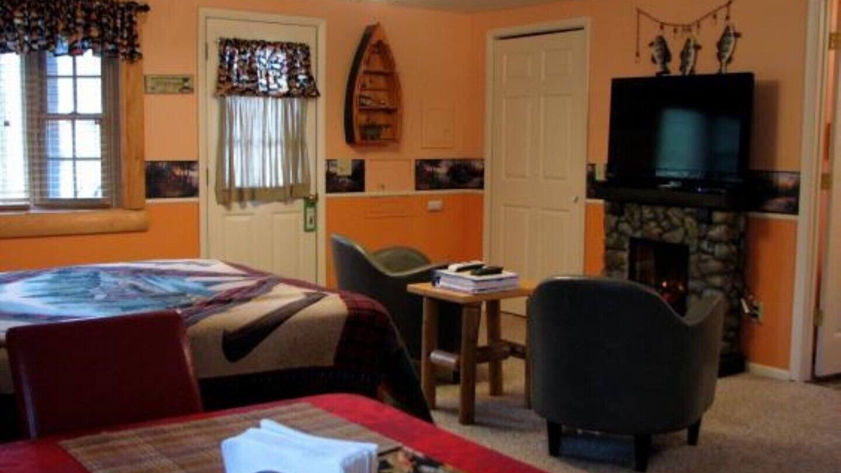 Mayfield Apartment | Full Kitchen - Kayaks - outdoor Jacuzzi - on Lake Dubbonet- near Traverse City
