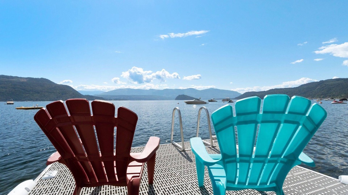 Celista House | Full Lake Front Cabin on the Shuswap! Sleeps 13