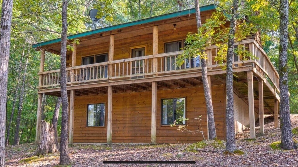 Shell Knob Cabin | Full log cabin on gorgeous Table Rock Lake is the perfect spot for vacation