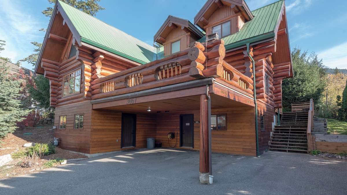Tappen Cabin | Full Log Cabin - sleeps 8, with AC and beautiful view of Shuswap Lake