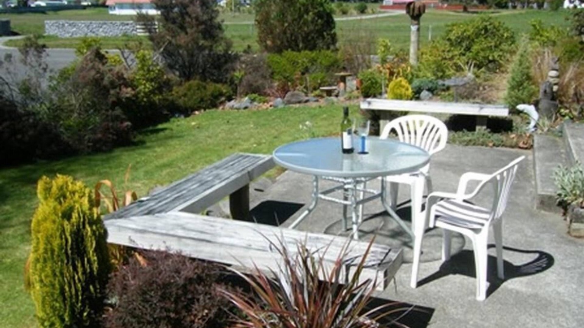 Turangi House | Full of character, modern and cosy Rose Lodge