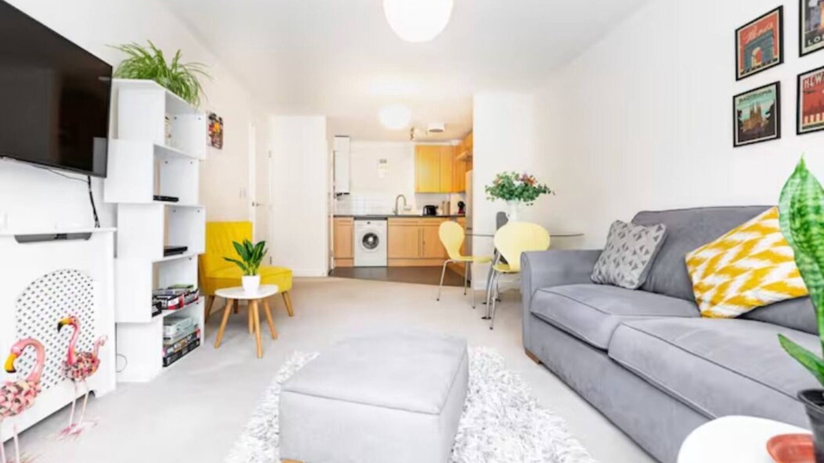 Larkhall Apartment | Full of light 1BR apartment in Stockwell