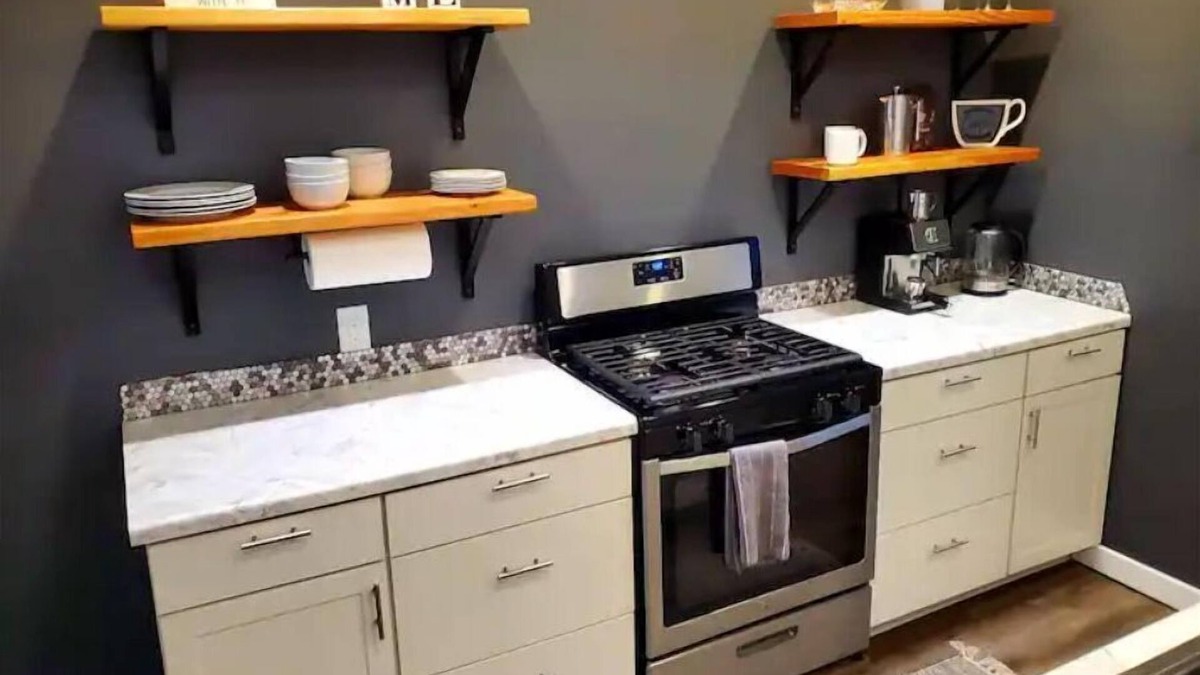 Grand Rapids Apartment | Full open concept cozy apt- 5 mins from D.T. GR