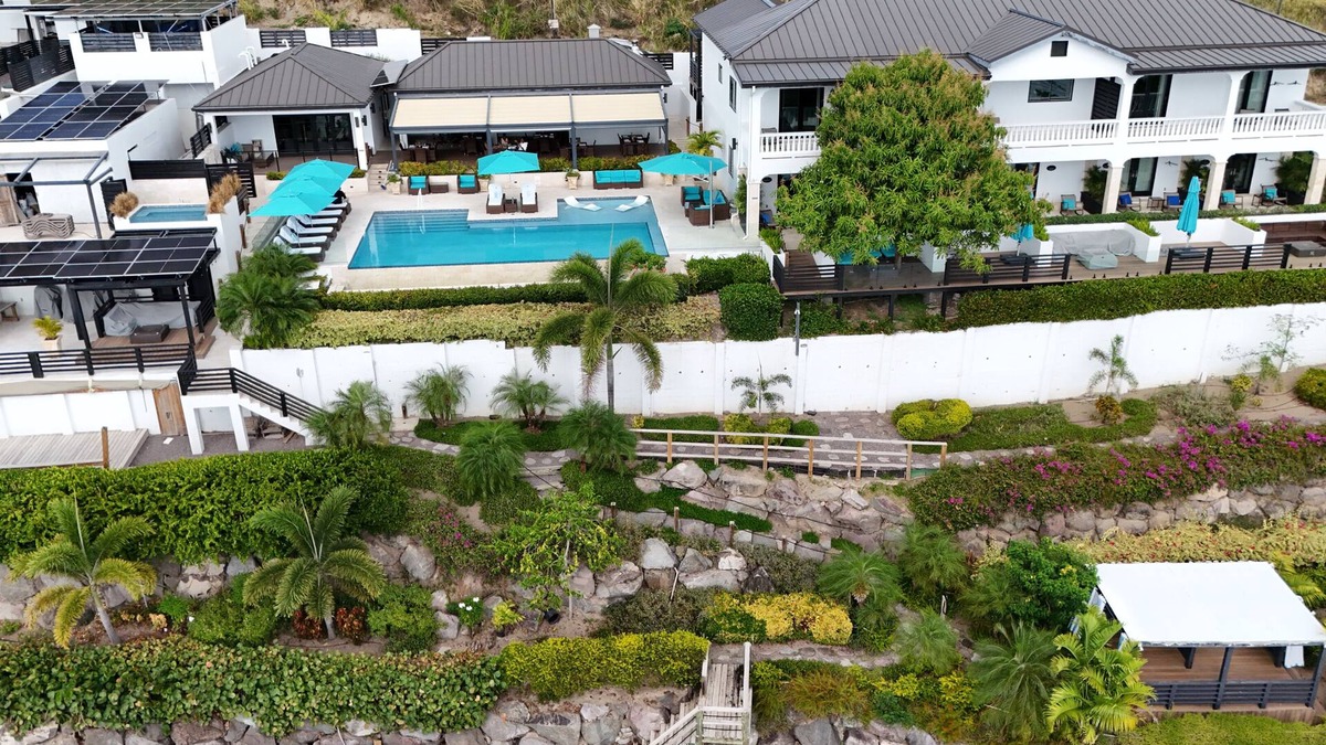 Challengers Resort | Full-Property Luxury Retreat - 12 Beds - Private Pool, Chef & Concierge